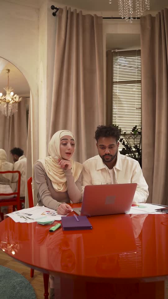 An evening at Cukam Ne6ta: people around a laptop, talking